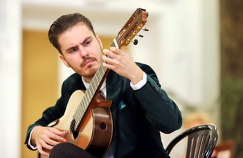 Oláh Vilmos elismert gitárművész koncertet ad az ELTE-n.